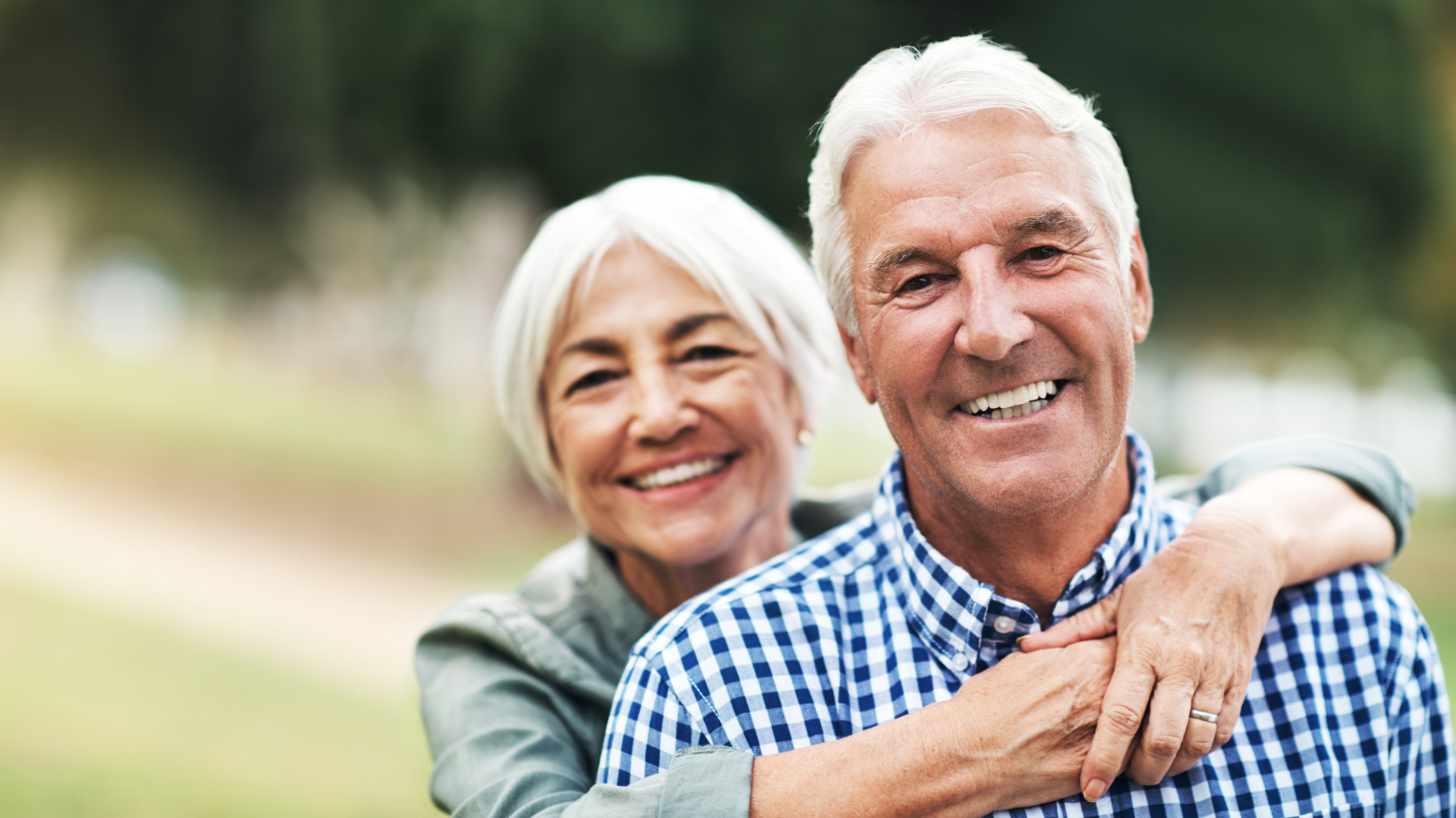 Älteres glückliches Ehepaar mit geheilter Zahnfleischreizung